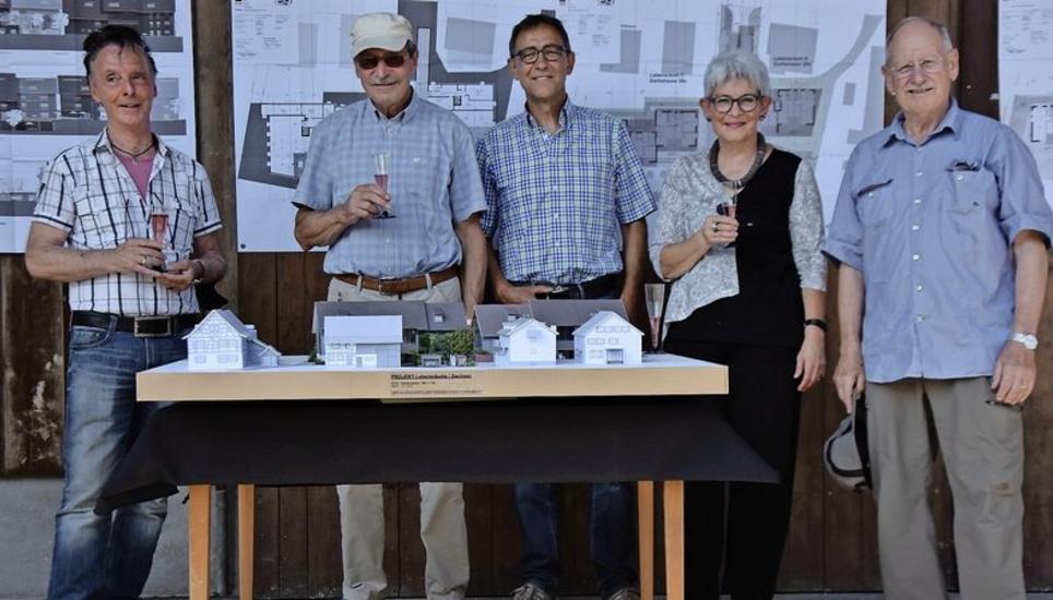 Die anwesenden Vorstandsmitglieder der Wohnbaugenossenschaft «Bi de Lüüt» mit dem Modell von Architekt Kurt Steiner (links) (v.l.): Alfred Weidmann, Ernst Roth, Susi Kneubühler, Fred Höhener. Bilder: Alexander Joho