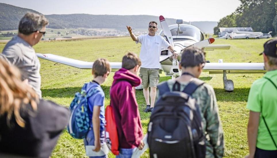 Pilot Andreas Hunziker erklärt den Kindern, wohin der Rundflug mit der Robin DR 400 geht. BILD MELANIE DUCHENE