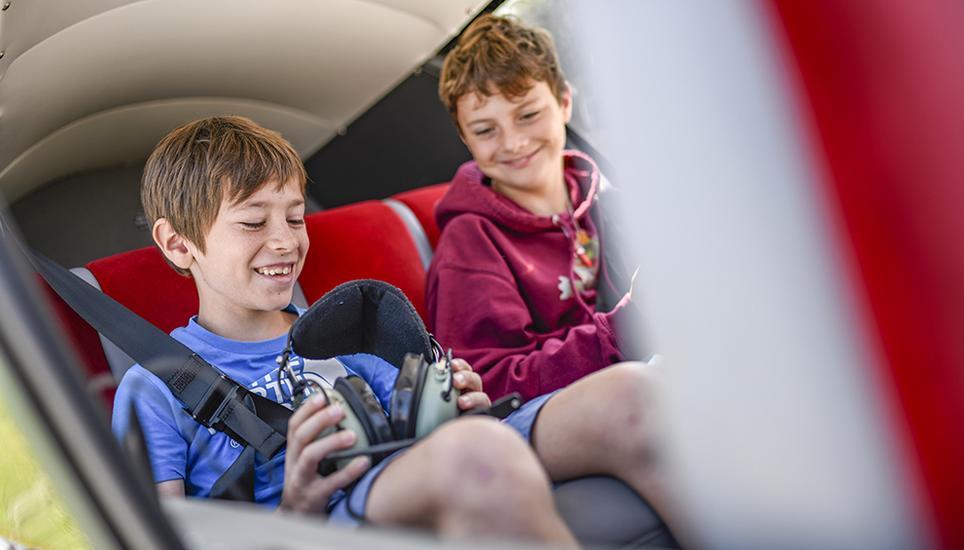 Während die einen Kinder zum ersten Mal in einem Flieger sitzen, sind sich andere das Fliegen gewohnt.