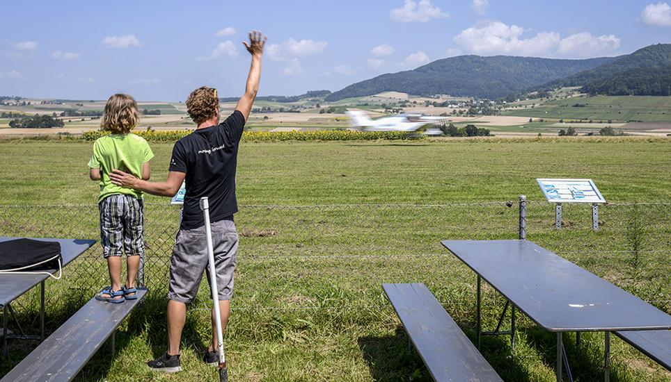 Wer nicht mitfliegt, darf die Start- und Landeliste führen und via Funkgerät den Durchsagen des Piloten lauschen.