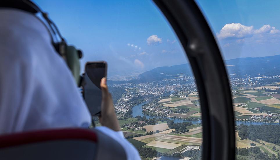 Mit 55 Knoten – was umgerechnet rund 100 Kilometer pro Stunde entspricht – flitzt das Flugzeug über die ebene Wiese des Flugplatzes.