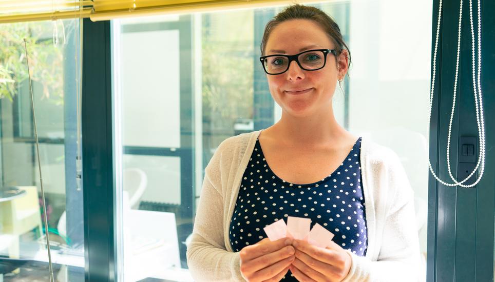 Redaktionssekretärin Larissa amtete beim grossen SN-Tippspiel als Glücksfee. Bild: Loris Vetter