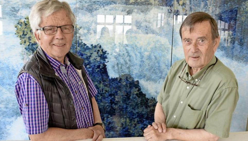 Dei beiden Brüder Hans Weber und Richard Weber («Tisserand») vor einem Hinterglasbild des Rheinfalls im Atelier des Künstlers (v.l.). Bild: Thomas Martens