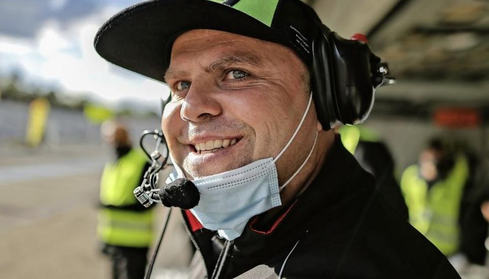 Nicht nur die Fahrer entscheiden die Rennen. Teamchef Stefan Tanner beim 12-Stunden-Rennen in Hockenheim. Bild: zvg/Autorama Motorsports AG