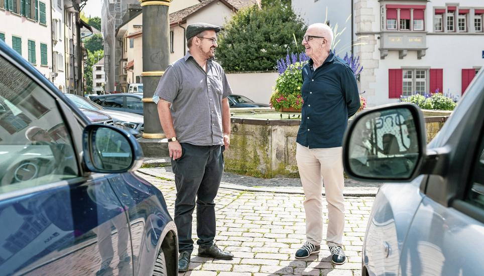 Matthias Frick (links) und Walter Hotz auf dem Walther-Bringolf-Platz, den die Stadt umgestalten will. Oberirdische Parkplätze gibt es in der Stadt genug, finden beide. Bild: Melanie Duchene