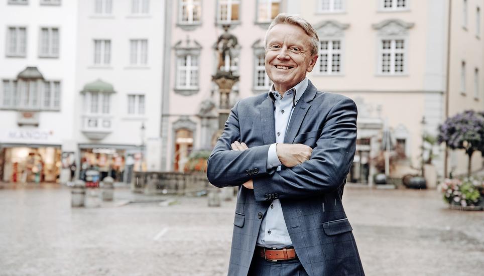 Daniel Landolt auf dem Fronwagplatz, wo die Bundesfeier bei schönem Wetter stattfinden wird. Bild: Roberta Fele