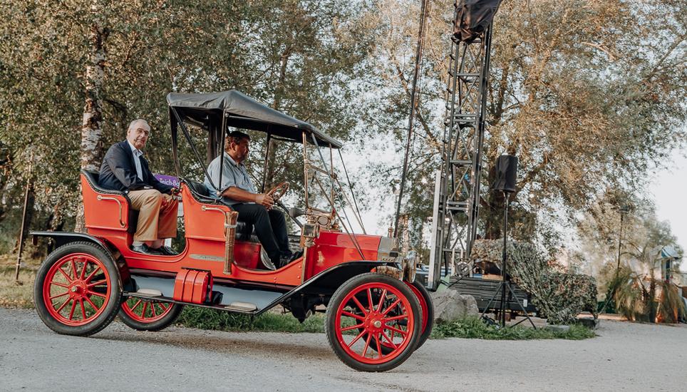 Mit einem roten Oldtimer kam der Bundespräsident in die Sendung gefahren. Bild: Roberta Fele