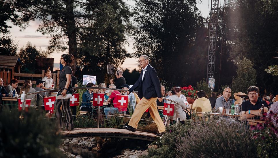 Guy Parmelin läuft über eine Brücke am Kundelfingerhof. Der Bundespräsident genoss seinen grossen Auftritt gestern beim «Donnschtig-Jass» sichtlich. Bild: Roberta Fele
