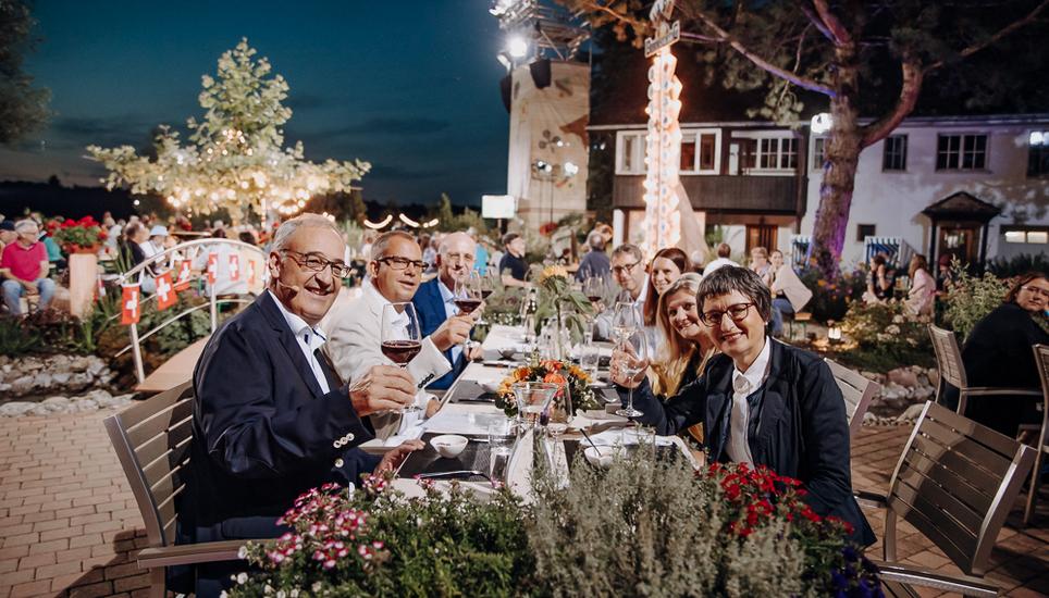 Guy Parmelin und seine Gattin Caroline (r.) hatten grossen Spass. Bild: Roberta Fele