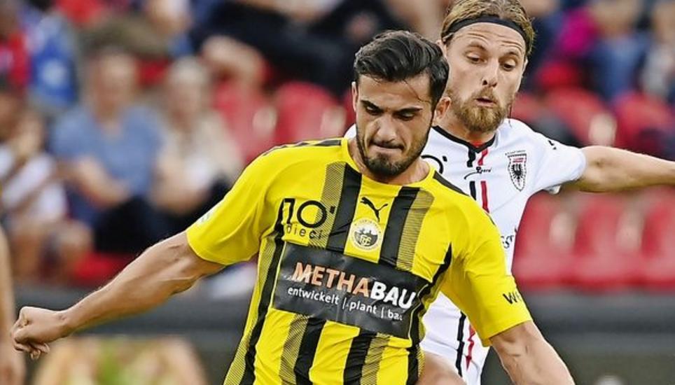 Die Aarauer wie hier Oliver Jäckle waren hie und da einen Tick schneller am Ball als die Schaffhauser (Bujar Lika, vorne). Bild: PD