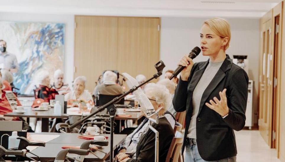 Die Zürcher Gesundheitsdirektorin Natalie Rickli bei ihrer Ansprache im Zentrum Kohlfirst. Bild: Roberta Fele