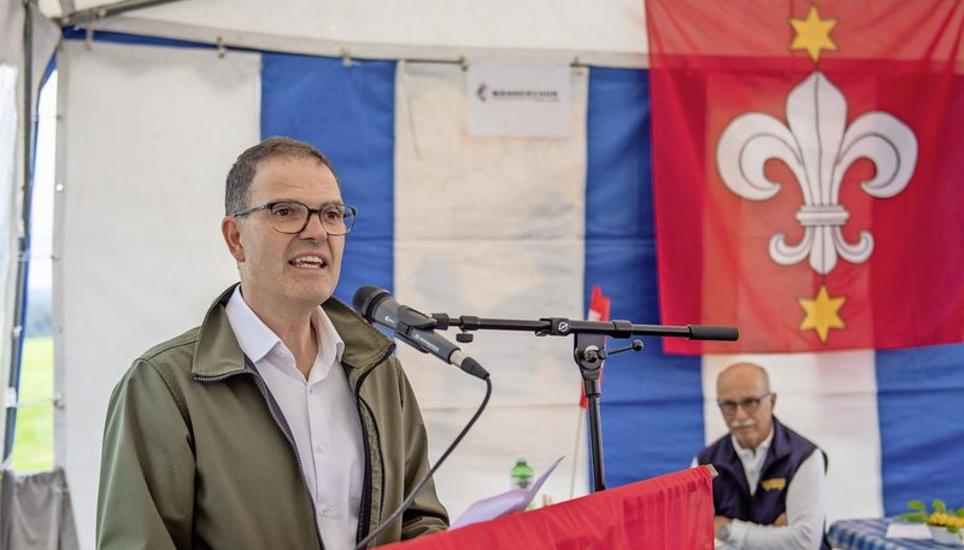 Regierungsrat Dino Tamagni bei seiner 1.-August-Ansprache im Festzelt hoch über Hallau. Bild: Daniel Thüler