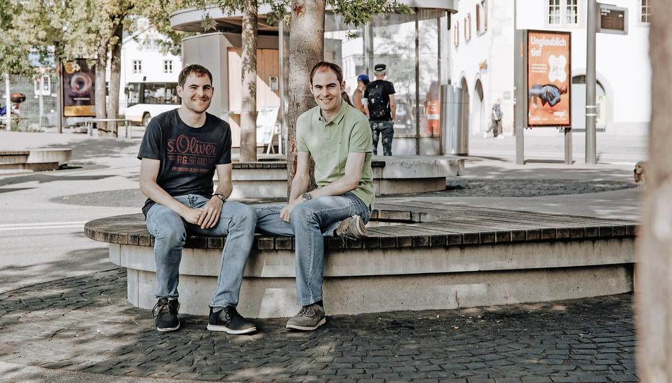 Wenn einer mal ohne den anderen verreist, wird täglich geskypt: Die Zwillinge Simon (links) und Roman Sieber sind schon ihr Leben lang beste Freunde. Bild: Roberta Fele