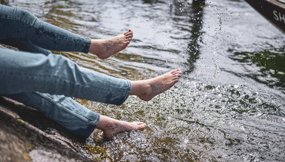 War teils sogar im September möglich: Ein Fussbad im Rhein. Bild: Melanie Duchene