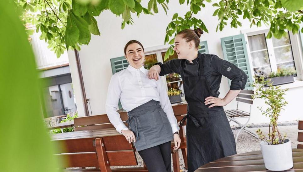 Nicole (l.) und Anica Schmid auf der Terrasse des Restaurants Augarten in Rheinau, das sie betreiben. Bild: Melanie Duchene
