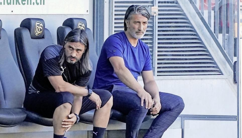 Das Brüderpaar Hakan und Murat Yakin (rechts) fordern heute die Legenden des FC Schaffhausen heraus. Das Brüderpaar wird heute selber auf dem Platz stehen im Pistoleros-Team. Bild: Roger Albrecht
