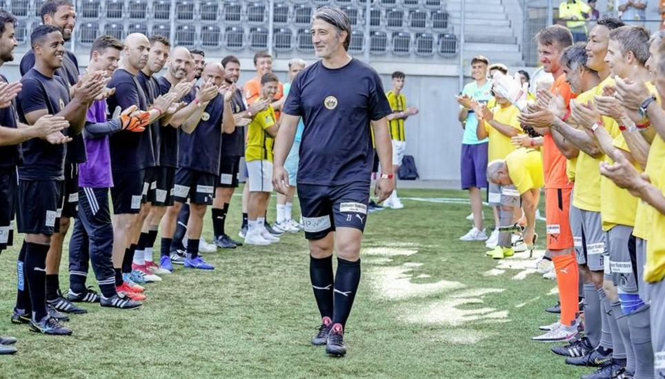 Auf Wiedersehen: der neue Nationaltrainer Murat Yakin wird mit Applaus in Schaffhausen verabschiedet.
