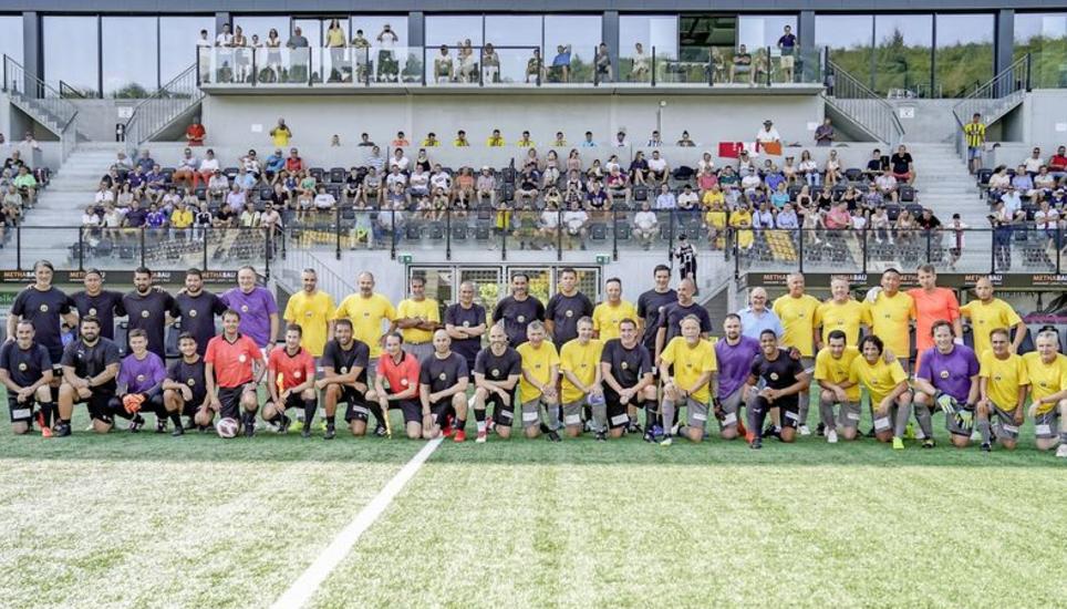 Bitte recht freundlich: die beiden Teams stellen sich vor dem Anpfiff dem Fotografen.