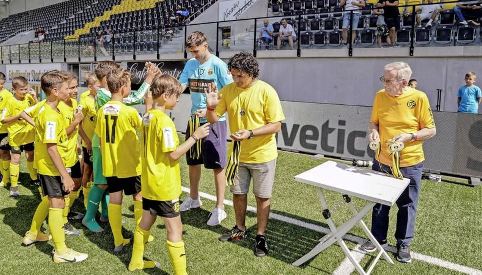 Jeder Junior erhielt eine Erinnerungsplakette, die von Amir Saipi, Faruk Gül und Kurt Grünig übergeben wurde.