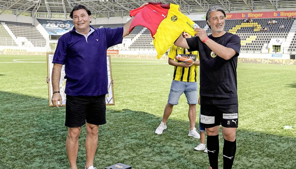 Vor dem Jubiläums-Legendenspiel verabschiedete Roland Klein (l.) Murat Yakin, der bekanntlich zum neuen Schweizer Nationaltrainer berufen wurde.