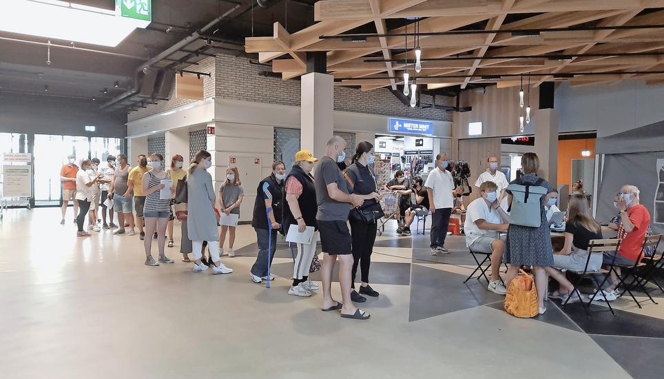 Am vergangenen Samstag stand der Impfbus vor dem Herblinger Markt. Die Impfungen wurden im Einkaufszentrum durchgeführt. Bild: zVg
