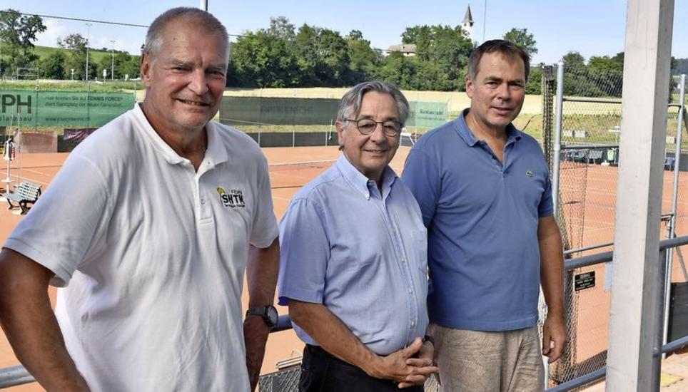 Spielleiter Christian Risch, OK-Präsident Bernhard Krayer und Hans-Martin Müller (v.l.) gehören dem Kern-OK der Schaffhauser Tennismeisterschaften 2021 des TC Büsingen an. Bild: hcs
