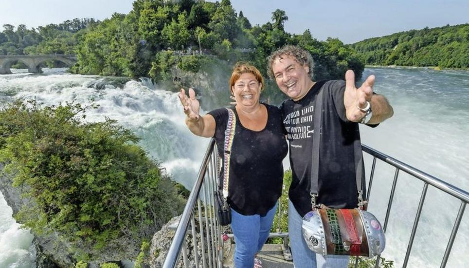 Sybille und Beat Toniolo auf dem Felsen mitten im Rheinfall, der den mittlerweile bekannten Kunstimpressario nach wie vor nicht loslässt. Bild: Michael Kessler
