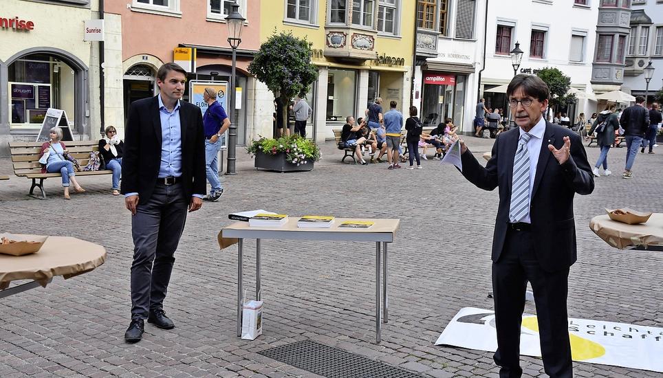 Stadtrat Raphaël Rohner (r.) und Regierungsrat Patrick Strasser (l.) überbrachten Grussadressen und gratulierten dem LC Schaffhausen. Bild: H. C. Steinemann