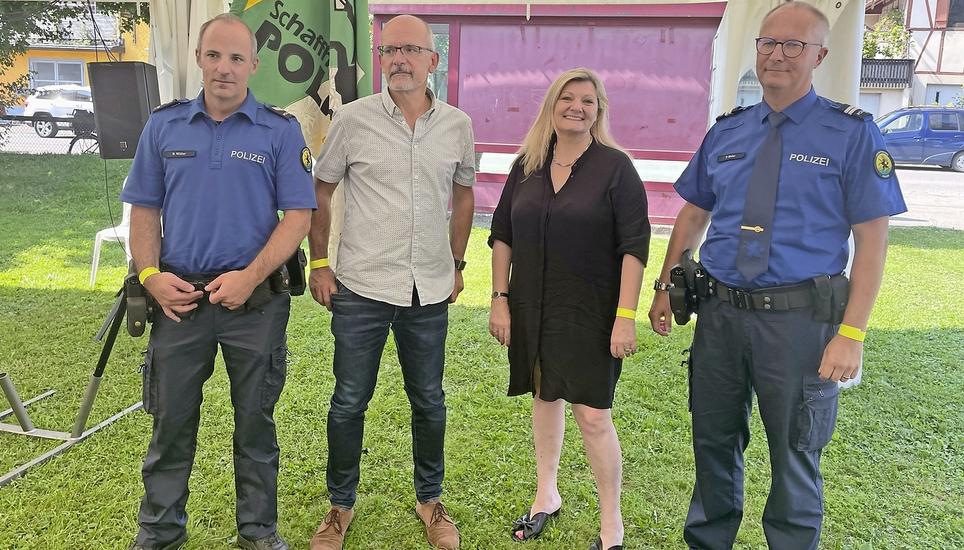 V. l. n. r.: Postenchef Martin Müller, Kantonsbaumeister Mario Läubli, Polizeidirektorin Cornelia Stamm Hurter, Polizeikommandant Philipp Maier. Bild: Markus Müller