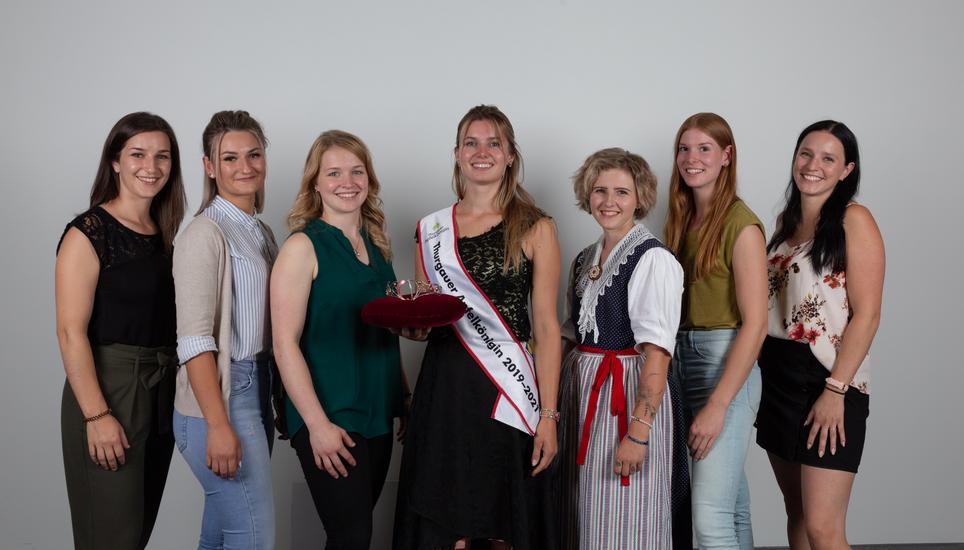 Die amtierende Apfelkönigin Larissa Häberli mit den Finalistinnen für die Wahl der Apfelkönigin 2021/2022. (vl.) Katja Stadler, Dominque Schori, Alina Betschart, Maxi Renner, Michaela Koch und Francesca Zuberbühler Bild: zVg