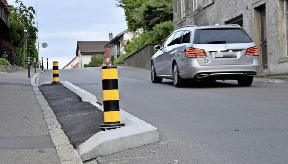 Knackpunkt Verkehrssicherheit auf Kantonsstrassen: Wie hier an der Steig in Flaach können Gemeinden nur Vorschläge einbringen. Am Ende entscheidet die Baudirektion des Kantons. Bild: ajo