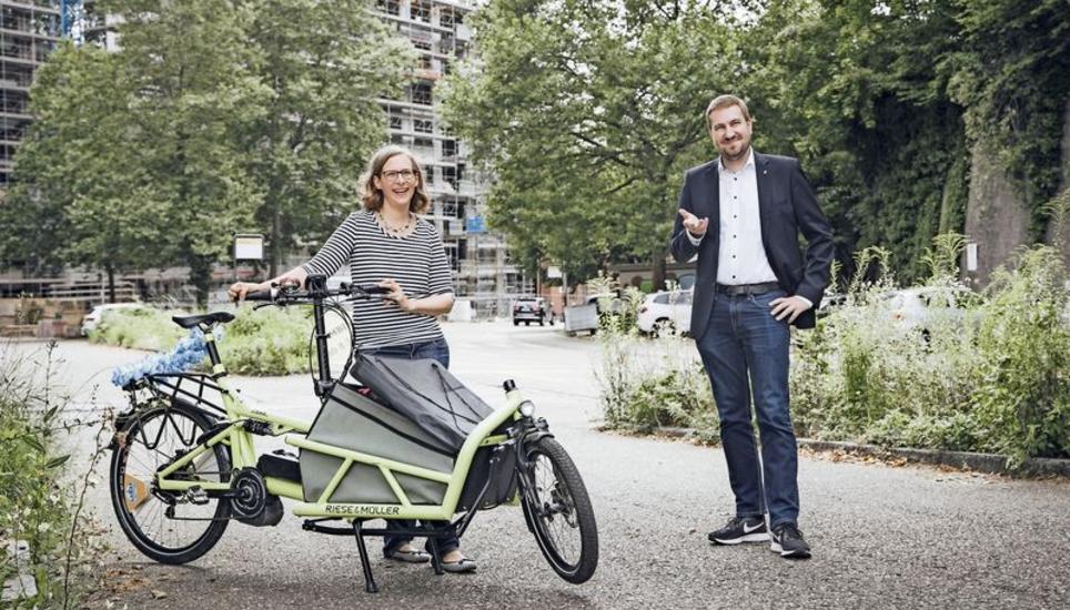 Zum Gespräch im Mühlental kam Grossstadträtin Daniela Furter (Grüne) mit dem Velo. SVP-Grossstadtrat Michael Mundt geht lieber zu Fuss – oder nimmt das Auto. Bild: Roberta Fele