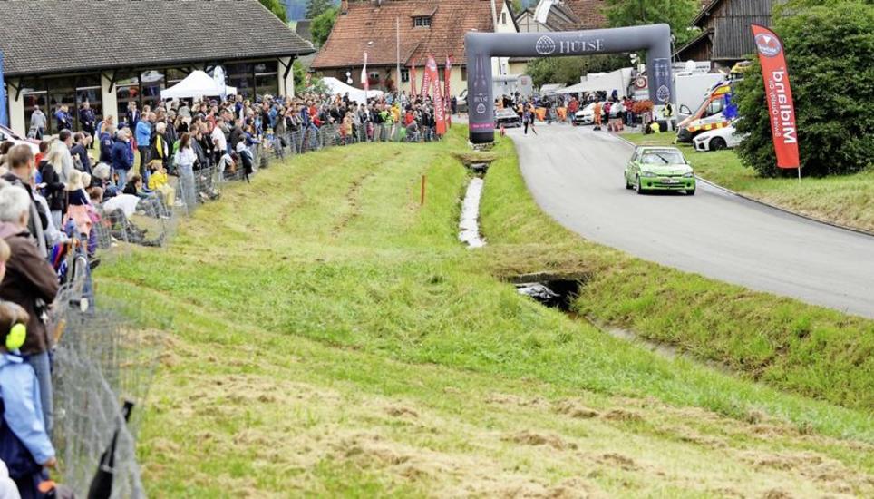 Rennstimmung am Start in Oberhallau. Auf der Strecke ist Patrick Hedinger aus Wilchingen beim Start zu seinem dritten Lauf zu sehen. Bild: Daniel F. Koch