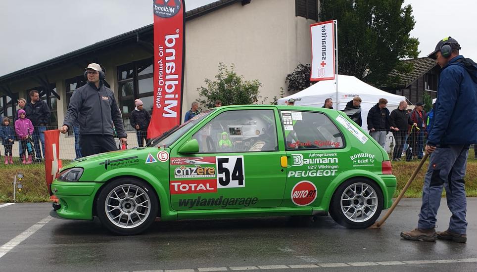 Andi Külling aus Trasadingen fährt das Rennen mit einem grünen Peugeot 106 GTi Lilly. Bild: Larissa Maruna