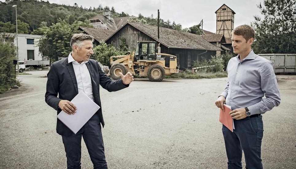 Hier auf dem Areal Birch soll das neue Magazin entstehen. Lukas Ottiger (GLP, links) kämpft für das Projekt, Till Hardmeier (FDP) ist es zu teuer. Bild: Roberta Fele