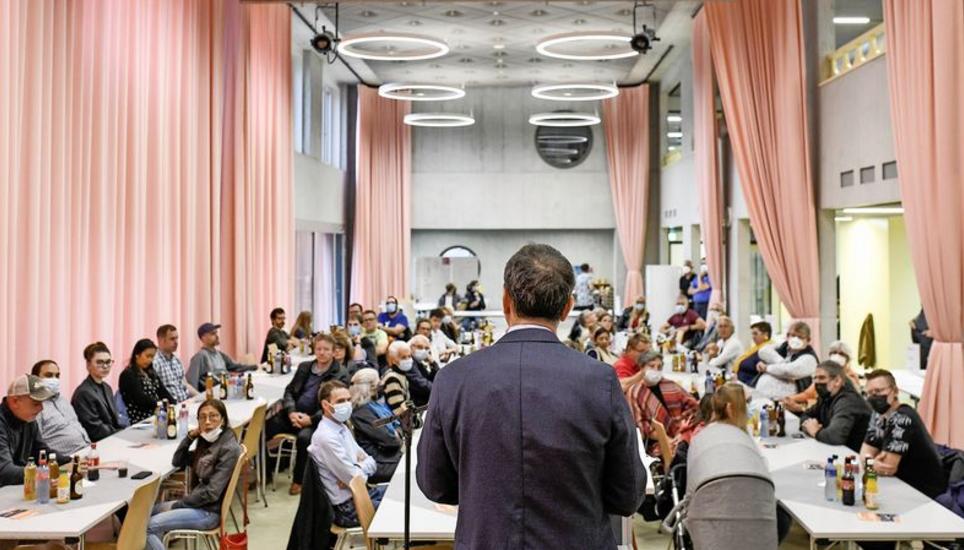 Felix Tenger begrüsste die Neuzuzüger Neuhausens in der Aula des Kirchackerschulhauses. Bild: Melanie Duchene