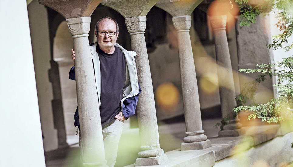 Die Protagonisten im Novellenband «Unter Menschen» vom Schaffhauser Autor Volker Mohr irren durch den Kreuzgang der Coronapandemie. Bild: Melanie Duchene