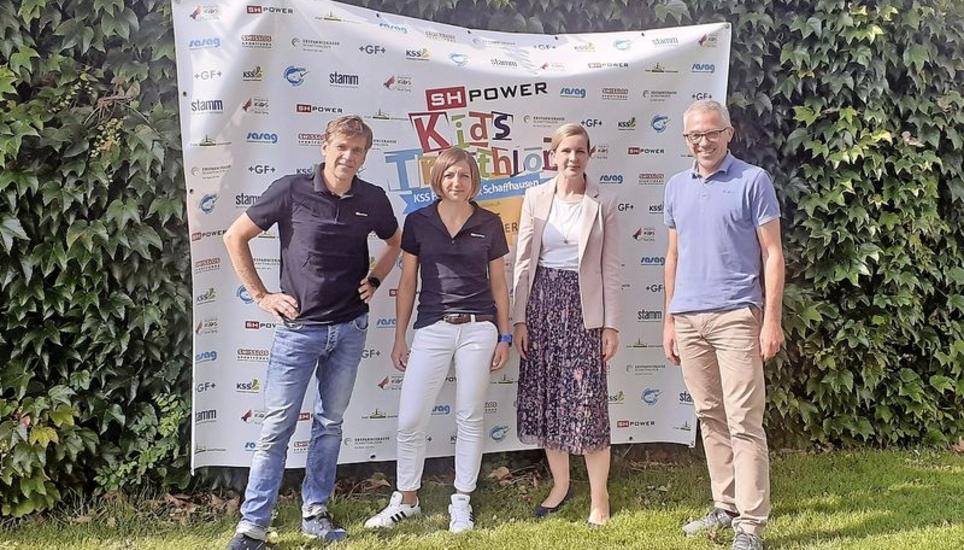 Marcel Zürcher und Britta Slanzi (Organisationsteam), Miriam Basler (SH Power) und Ueli Jäger (KSS-Geschäftsführer, v.l.) freuen sich auf viele junge Triathletinnen und Triathleten beim Kids-Triathlon am 12. September. Bild: zvg