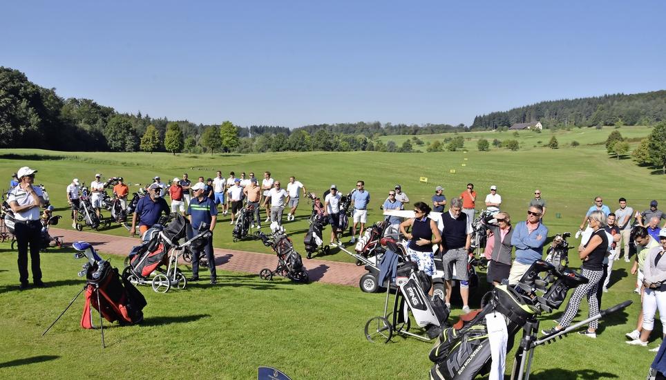 Die Spielerinnen und Spieler machen sich warm auf der Driving Range und bringen sich in Stimmung.