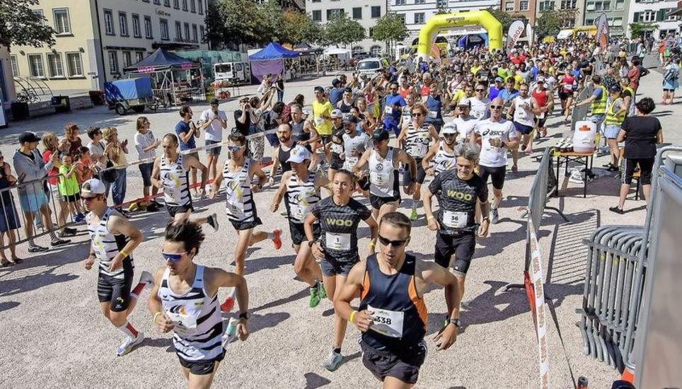 Startschuss auf dem Herrenacker: Kurz vor Mittagszeit machen sich die Läuferinnen und Läufer auf. Etwas mehr als sieben Kilometer ist die abwechslungsreiche Strecke in der Schaffhauser Altstadt lang. Bilder: Michael Kessler (2) und Pascal Oesch