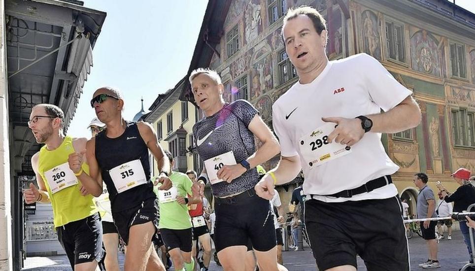 Konzentriert biegt eine Gruppe in die Sporrengasse ein.