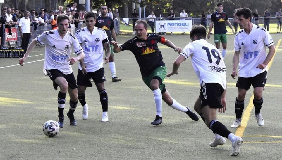 Die SVS-Spieler um Captain Luca Tranquilli (hinten links) kreisen Red Star Zürichs Captain Joël Durand förmlich ein. Bild: Pascal Oesch