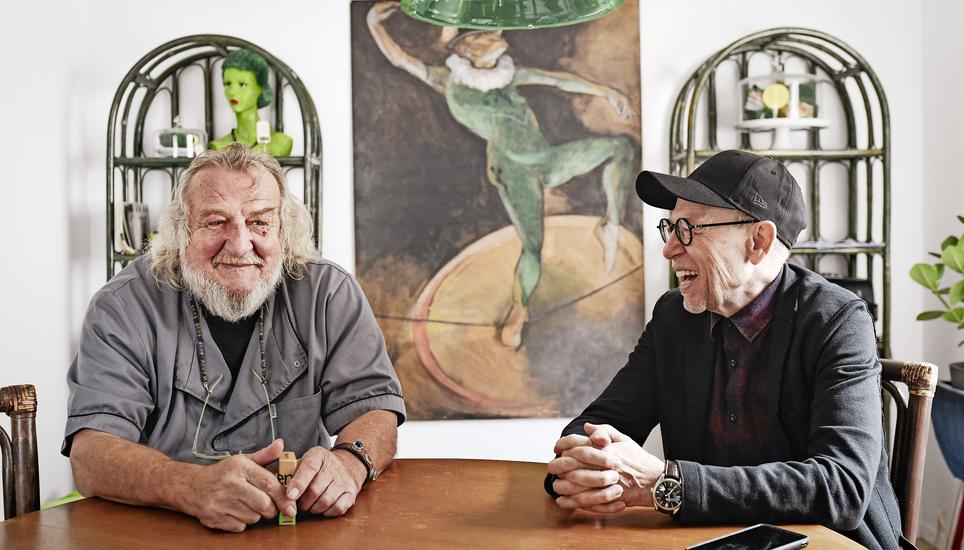Durch neun Jahre getrennt, im Unabhängigkeitsdrang und Schalk vereint: Bruno und Viktor Giacobbo beim SN-Gespräch in Benken. Bild: Melanie Duchene