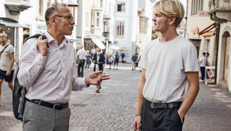 Hannes Germann und Finn Van Belle unterhalten sich über die Schweizer Steuerpolitik sowie den sozialen Ausgleich zwischen Arm und Reich. Bilder: Roberta Fele