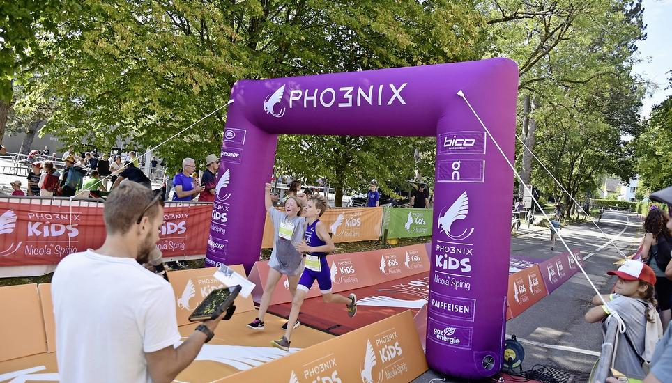 Der Jubel beim Zieleinlauf gleich vor dem Hallenbad darf natürlich nicht fehlen.