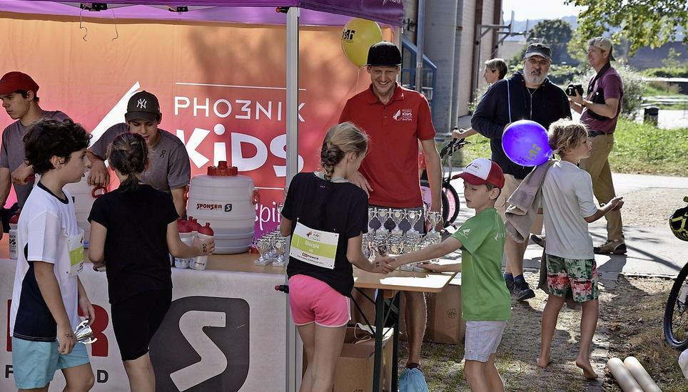 Und nach dem vollendeten Zieleinlauf offeriert Reto Hug allen einen kleinen Pokal.