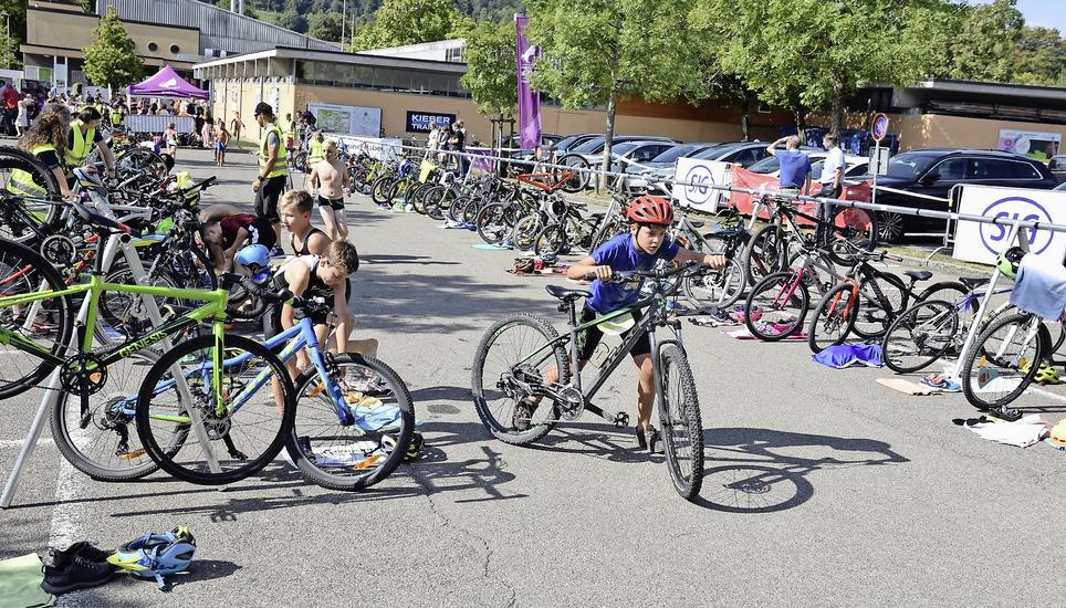 Hier gilts wie bei den Grossen schnell zu wechseln – und dann ab mit dem Velo.