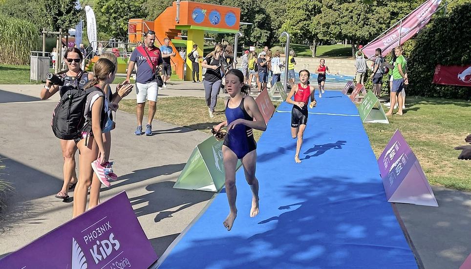 Auf dem blauen Teppich geht es vom Schwimmen im Nu in die Rad-Wechselzone.