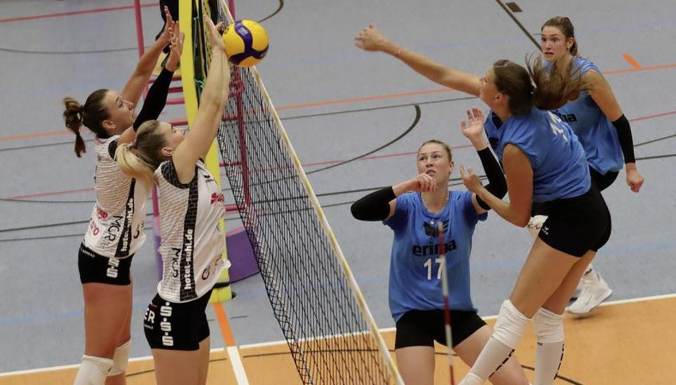 Die neue österreichische Zuspielerin des VC Kanti, Victoria Deisl (17), lanciert im Spiel gegen Turniersieger Suhl Mittelangreiferin und Captain Katerina Holásková. Bild: wschl