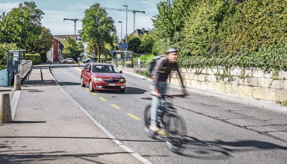Velofahrer sollen sich auf der Neuhauser Rosenbergstrasse künftig sicherer fühlen, Autolenker durch eine Tempo-30-Zone abgebremst werden. Bilder: Melanie Duchene